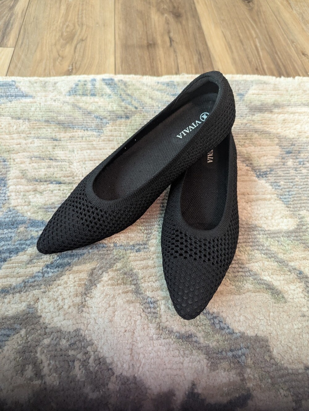 Viviana Women's Black Knit Pointed Toe Flats. Size 39.5